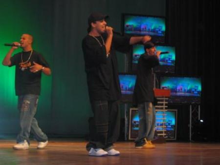 et voila a cette foto ashraf dans le spectacle c super chanteur